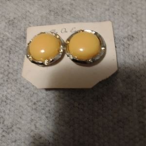 VINTAGE PAIR OF CLIP ON EARRINGS. YELLOW AND GOLD.